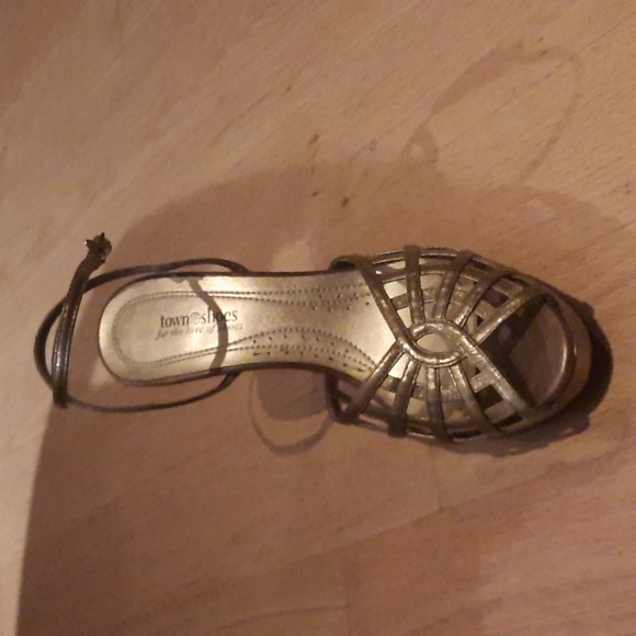 Beautiful Gold Shoes - Picture 4 of 6